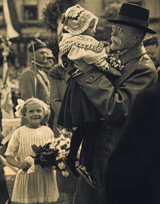 Výsledek obrázku pro masaryk fotky s dětmi