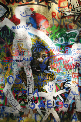 Otisk současnosti i minulosti, emoce, touhy a naděje – to vše vyzařuje z Lennonovy zdi na pražském Velkopřevorském náměstí.