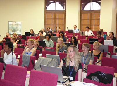 Moderně vybavený konferenční sál umožnil zúčastněným studentům okamžitou praktickou aplikaci získaných dovedností na vlastní data.