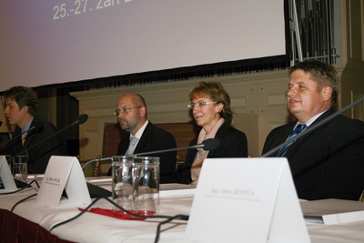 Účastníky konference pozdravili v krátkých projevech Eva Bartoňová (MŠMT), Milan Venclík a Miloš Šifalda (JMK).