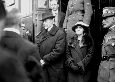 První prezident Československa T. G. Masaryk vystupuje na zpáteční cestě do Prahy dne 21. prosince 1918 se svou dcerou Olgou z vlaku v Táboře.
