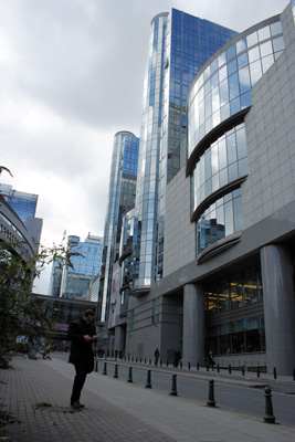 Po rozšíření Evropské unie na 27 členů sídlí v bruselské budově Evropského parlamentu 785 europoslanců.