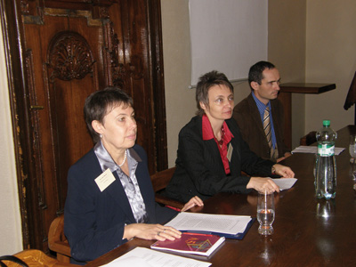 Konferenci zahájila ředitelka SLÚ AV ČR Helena Ulbrechtová (uprostřed), Ljubov Běloševská (SLÚ) a Lukáš Babka, ředitel Slovanské knihovny při Národní knihovně ČR.