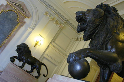 Josef Václav Myslbek je autorem i dvojice bronzových lvů ve vstupním vestibulu.