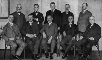 Na společné fotografii Marjan Szyjkowski (stojící druhý zleva) mezi kolegy z pražské slavistiky