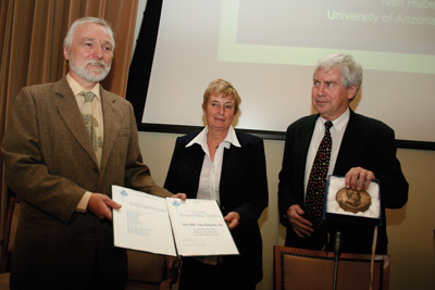 Zleva: Ivan Hubený (National Optical Astronomy Observatory a Arizonská univerzita, Tucson, Arizona, USA), Eva Marková, předsedkyně ČAS, a Jiří Grygar, čestný předseda ČAS
