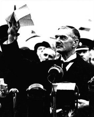 Neville Chamberlain po návratu do Anglie s textem mnichovských ujednání
