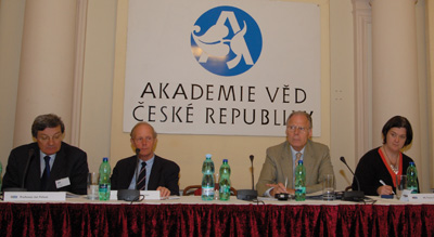 Zahájení jednání EASAC v hlavní budově AV ČR v Praze. Zleva: Jan Palouš, David Spearman, Volker ter Meulen a Fiona Steiger.
