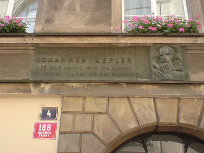 Dům v Karlově ulici 4 v blízkosti Karlova mostu v Praze na sobě nese pamětní desku připomínající pražský pobyt Johanna Keplera.