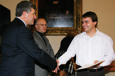 Prezident České ­manažerské ­asociace Ladislav Macka ­(vlevo) předává ­certifikát o absolvování ­vzdělávacího ­programu ­Management vědy ­Tomáši Wencelovi.