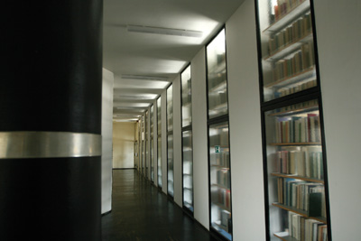 Knihovna v budově Ústavu makromolekulární chemie v Praze na Petřinách.