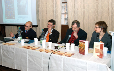 Diskuze prvního dne zasedání III. mezinárodního kolokvia; diskutující: (zleva) Jan Zelenka (Praha), Lars-Arne Dannenberg (Drážďany), Josef Žemlička (Praha), Laura Branderová (Bamberg)