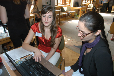 Tereza Nedvědová (vlevo) představuje svůj vítězný projekt člence komise ­Janě Poltierové-Vejpravové z MFF UK v Praze.