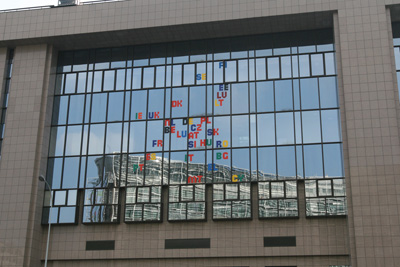 Pestré logo českého předsednictví na budově Rady Evropy