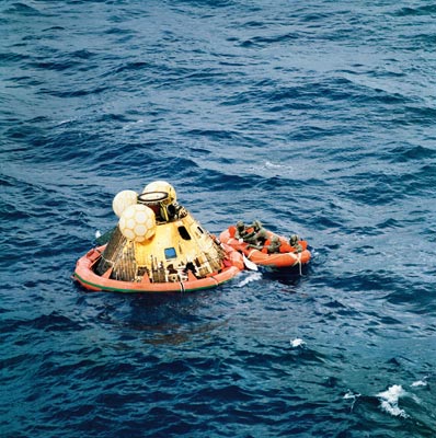 Výprava za Měsícem skončila 24. července 1969, kdy tříčlenná posádka Apolla 11 v pořádku „přistála“ 812 námořních mil jihozápadně od Havajských ostrovů.