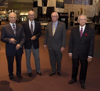 Členové posádky Apolla 11 (zleva): Buzz Aldrin, Michael Collins, Neil Armstrong a Chris Kraft, tvůrce houstonského řídicího střediska.