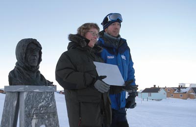 Polárník Václav Sůra předává Bodil Paulsenové pamětní desku u Amundsenova pomníku.