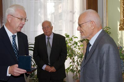 Prof. Emil Paleček (vpravo) obdržel 18. září 2009 čestnou medaili De Scientia et Humanitate Optime Meritis.
