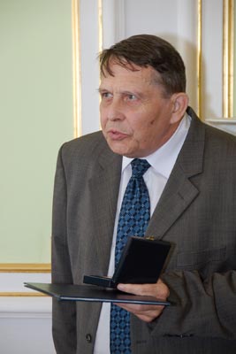 Prof. Jiří Niederle převzal dne 2. září 2009 Čestnou medaili Za zásluhy o Akademii věd České republiky.