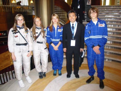 Účastníci dětské soutěže Expedice Mars 2008 se mezi skutečnými kosmonauty neztratili. Zleva: Aneta Schwarzová, Anna Štindlová, Marie-Magdaléna Halatová, japonský kosmonaut Koichi Wakata a Alexandr Zaykov.