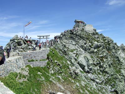 Svatyně Shinto na vrcholu Oyama (3003 m) masivu Tateyama v prefektuře Toyama