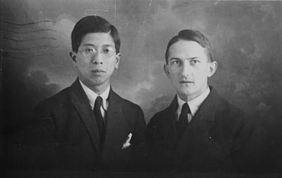 J. Heyrovský se svým japonským spolupracovníkem M. Shikatou sestrojili automatický přístroj, který nazvali polarograf.