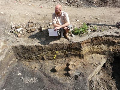 Archeolog Mirek Dejmal vysvětluje archeologickou situaci v lokalitě Veselí na Moravě.
