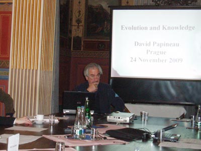 David Papineau z King’s College v Londýně na konferenci přednášel o evolučních kořenech kumulativního poznání.