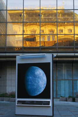 Na piazzettě Národního divadla si při zahájení IYA v rámci výstavy Vesmír – dobrodružství objevů zájemci mohli prohlédnout velkoformátové fotografie vesmírných objektů.