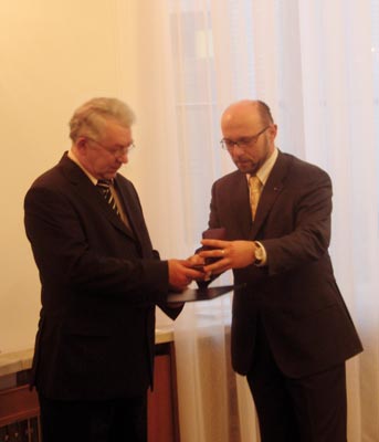 Chargé d’affaires Hynek Pejcha předává Vladimíru Petroviči Kozlovovi medaili Za zásluhy o české archivnictví.