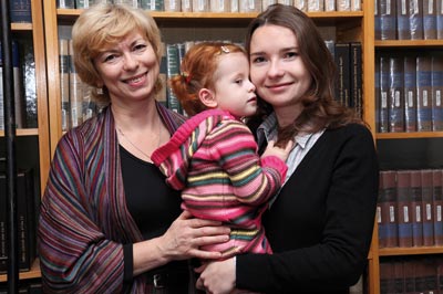 Oksana Forostyaková z ÚEM (vpravo) s maminkou a tříletou dcerkou