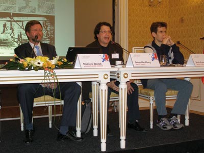 Z jednání závěrečného panelu: zleva Odd Arne Westad, James Hershberg, Mark Kramer