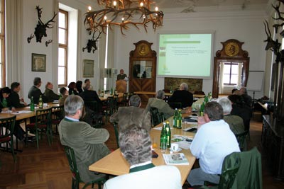 Na zasedání v rámci spolupráce s Veterinární a farmaceutickou univerzitou v Brně a Veterinární univerzitou ve Vídni diskutovali odborníci na téma aplikace právních předpisů EU týkajících se hygieny potravin na zvěřinu z volné přírody.